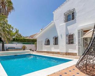 Vista exterior de Casa o xalet de lloguer en Marbella amb Terrassa i Piscina