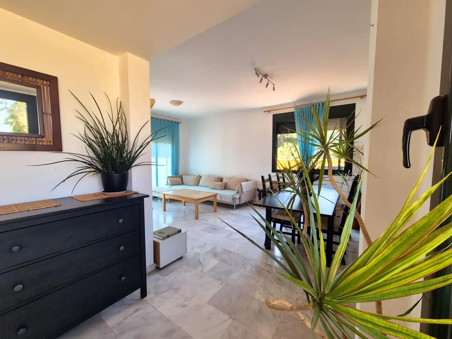 Wohnzimmer von Dachboden zum Verkauf in Mijas mit Privatgarten, Terrasse und Gemeinschaftspool