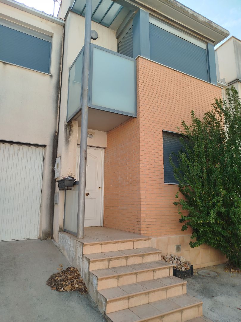 Vista exterior de Casa adosada en venda en Almudévar amb Calefacció, Jardí privat i Terrassa