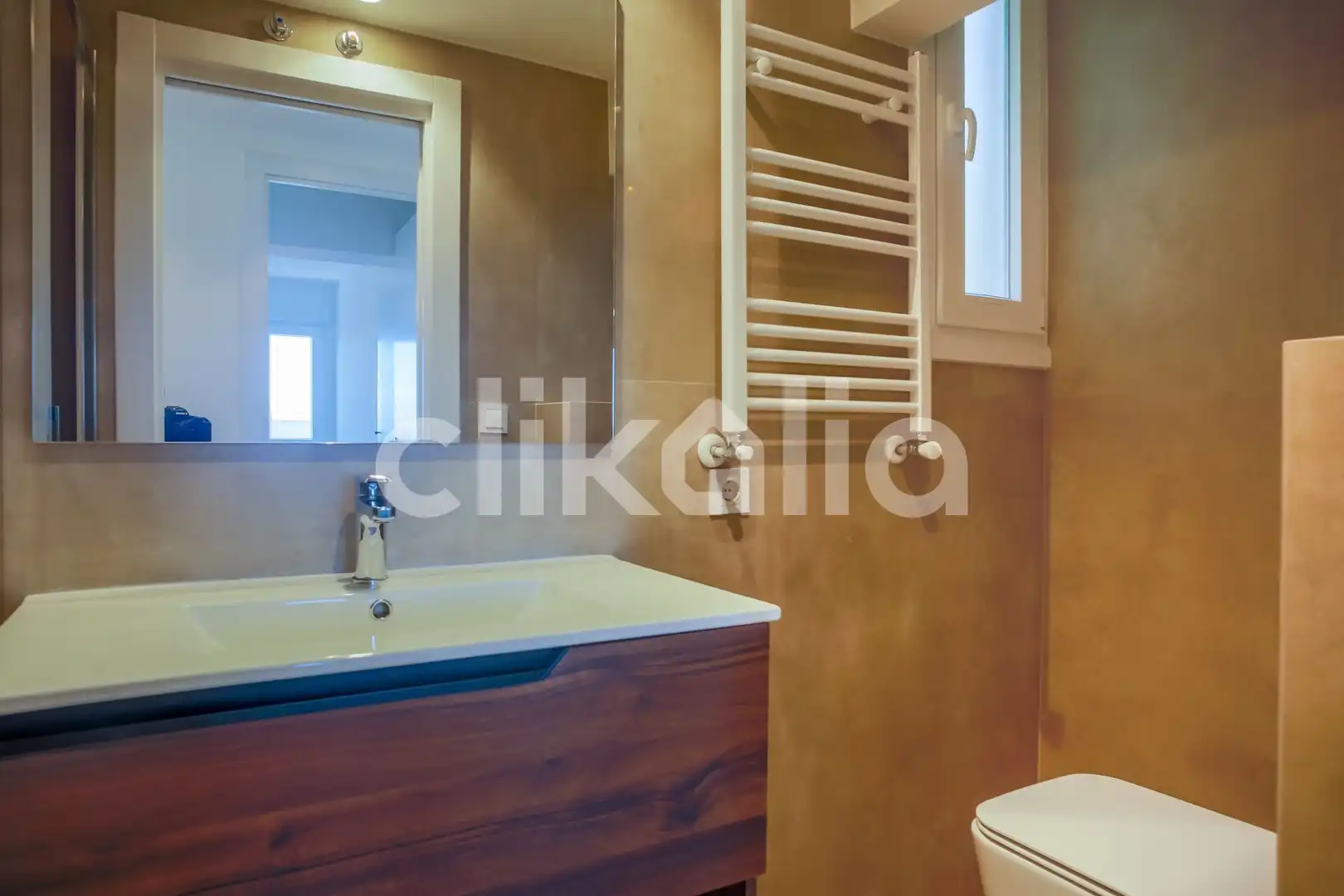 Bathroom of Flat for sale in Madrid  with Air Conditioner and Heating