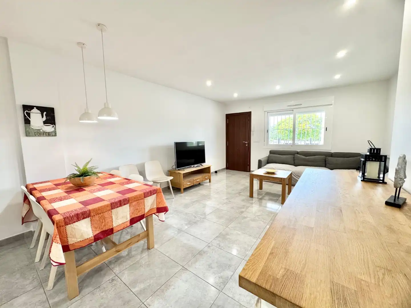 Sala d'estar de Casa o xalet de lloguer en Torrevieja amb Aire condicionat, Piscina i Moblat