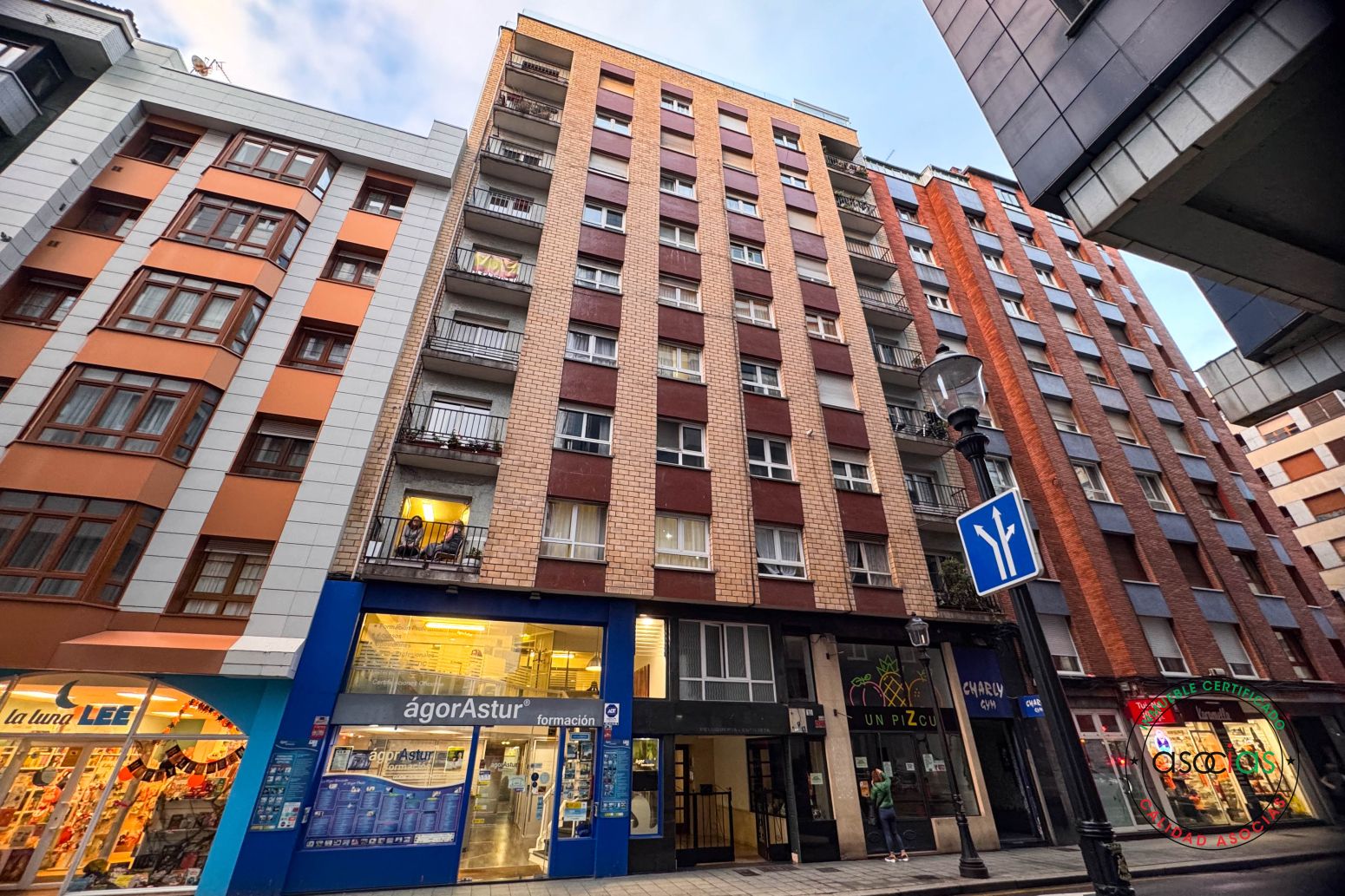 Vista exterior de Pis en venda en Gijón  amb Calefacció i Balcó