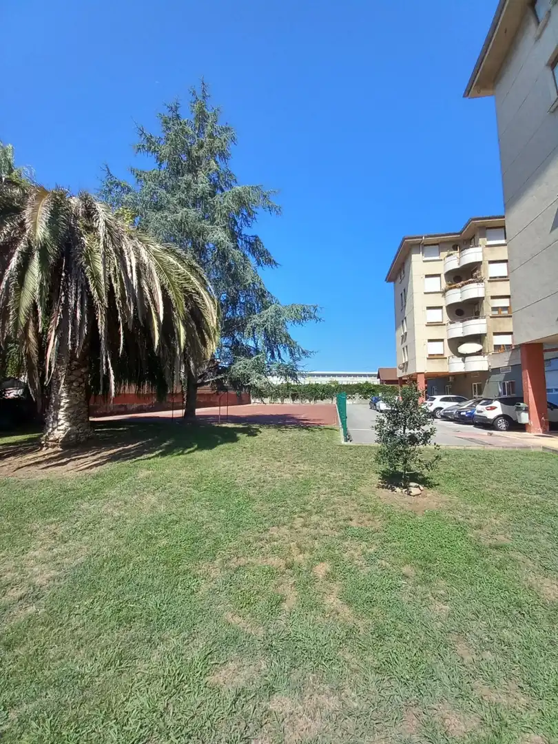 Parking de Piso en venta en Torrelavega  con Calefacción, Jardín privado y Trastero