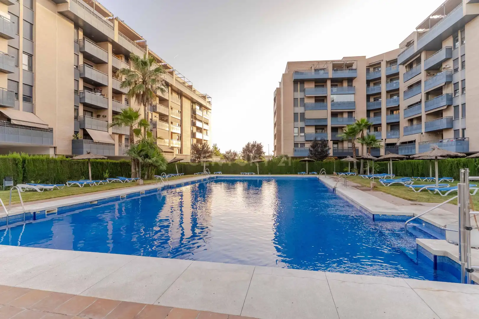 Piscina de Apartament en venda en Granada amb Aire condicionat, Traster i Piscina