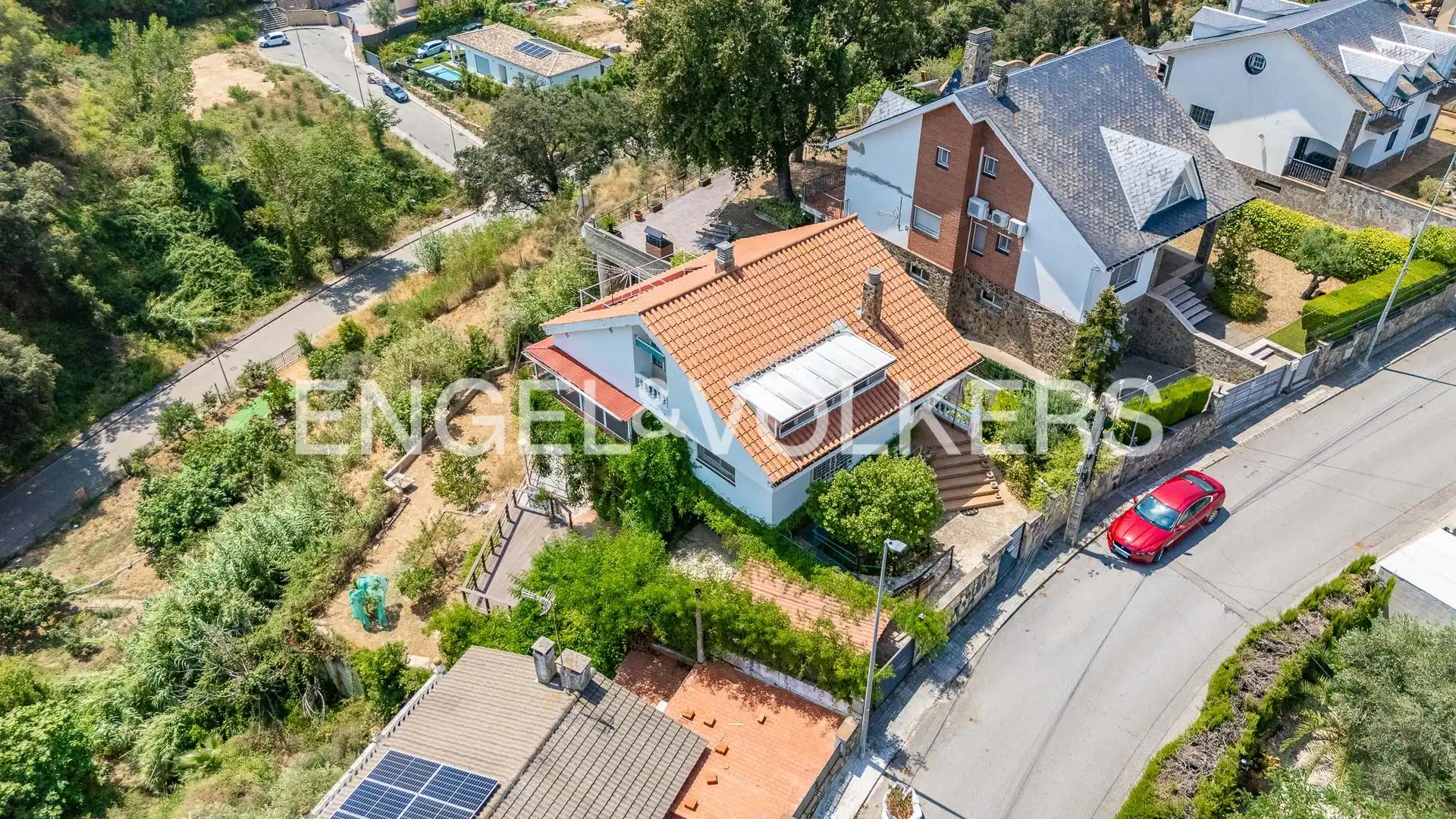 Vista exterior de Casa o xalet en venda en Castellar del Vallès amb Aire condicionat, Calefacció i Terrassa