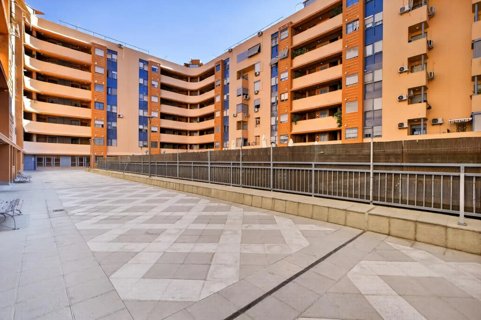 Vista exterior de Piso en venta en Sevilla con Aire acondicionado, Terraza y Piscina comunitaria