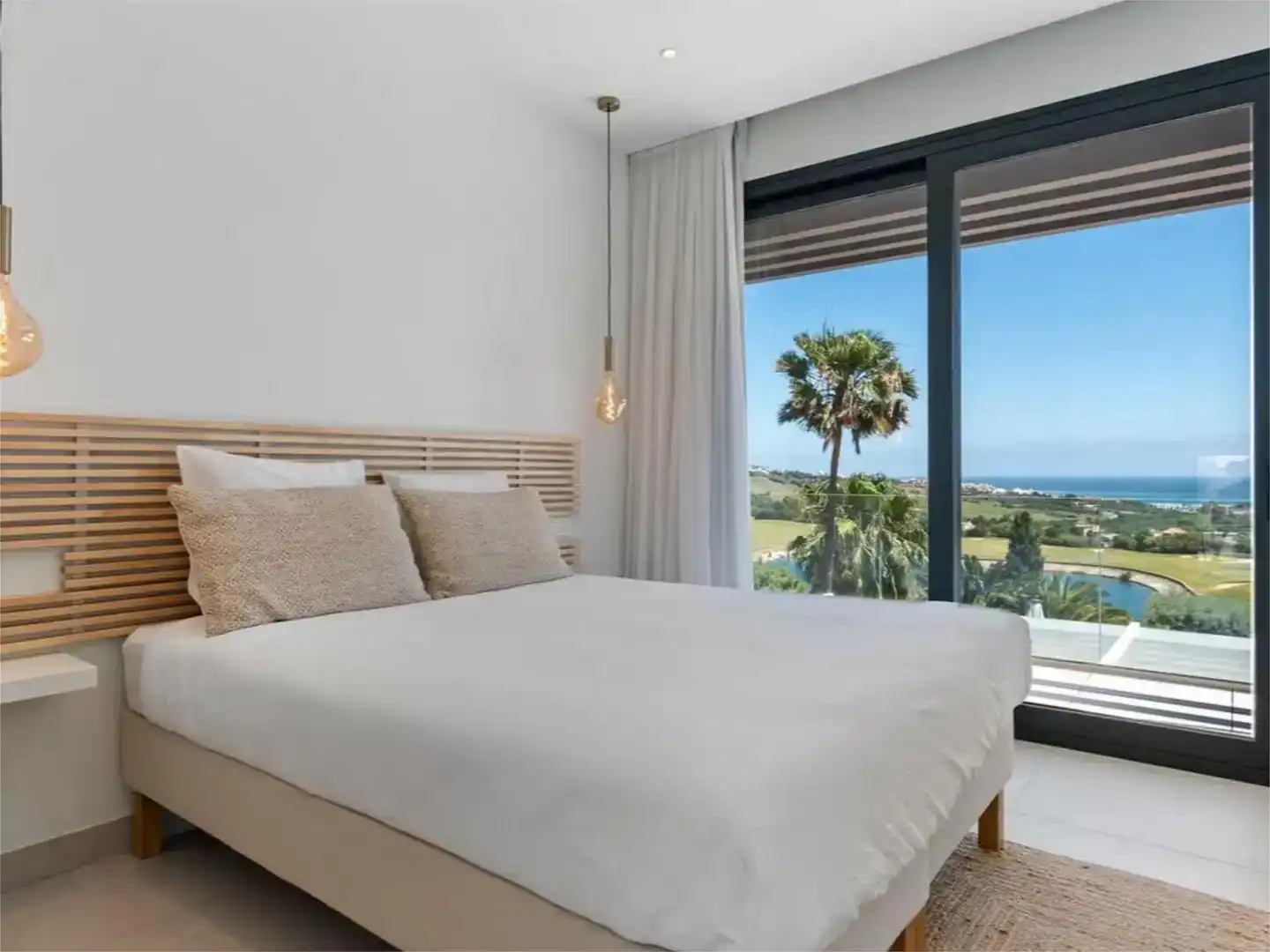 Dormitori de Casa adosada de lloguer en Estepona amb Aire condicionat, Jardí privat i Parquet