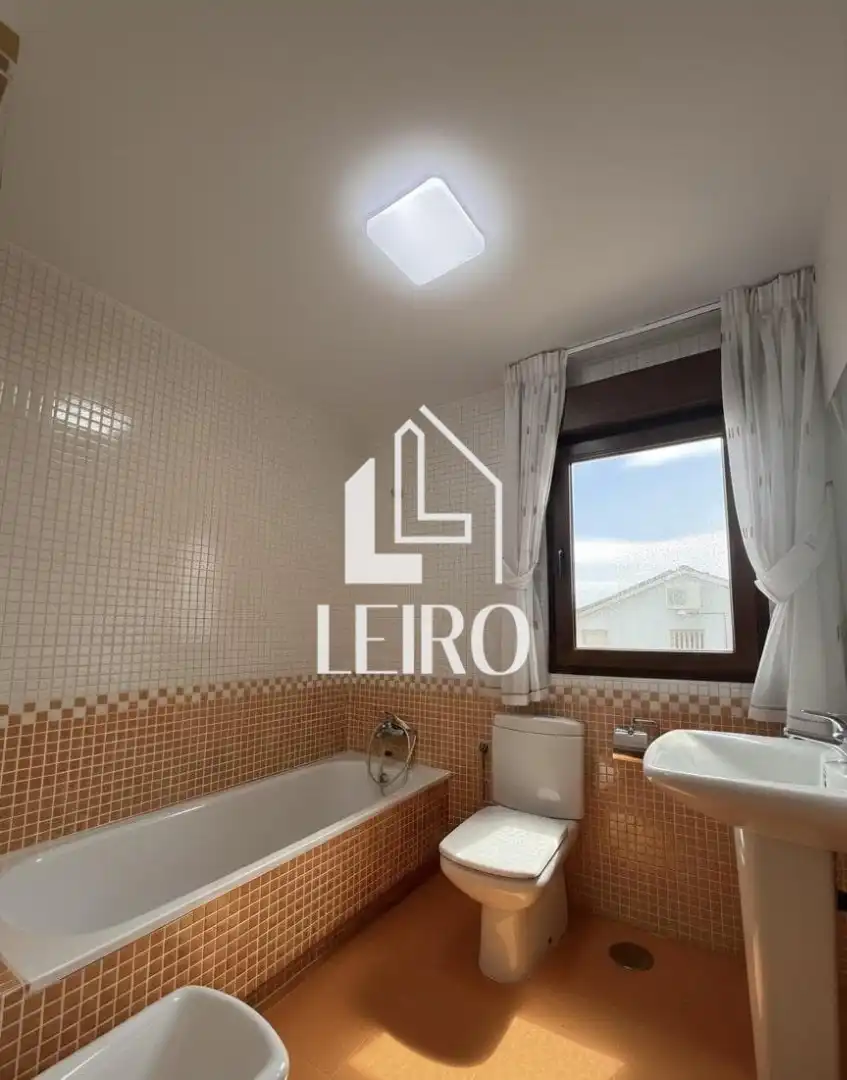 Baño de Casa o chalet en venta en Vilagarcía de Arousa con Calefacción, Terraza y Trastero