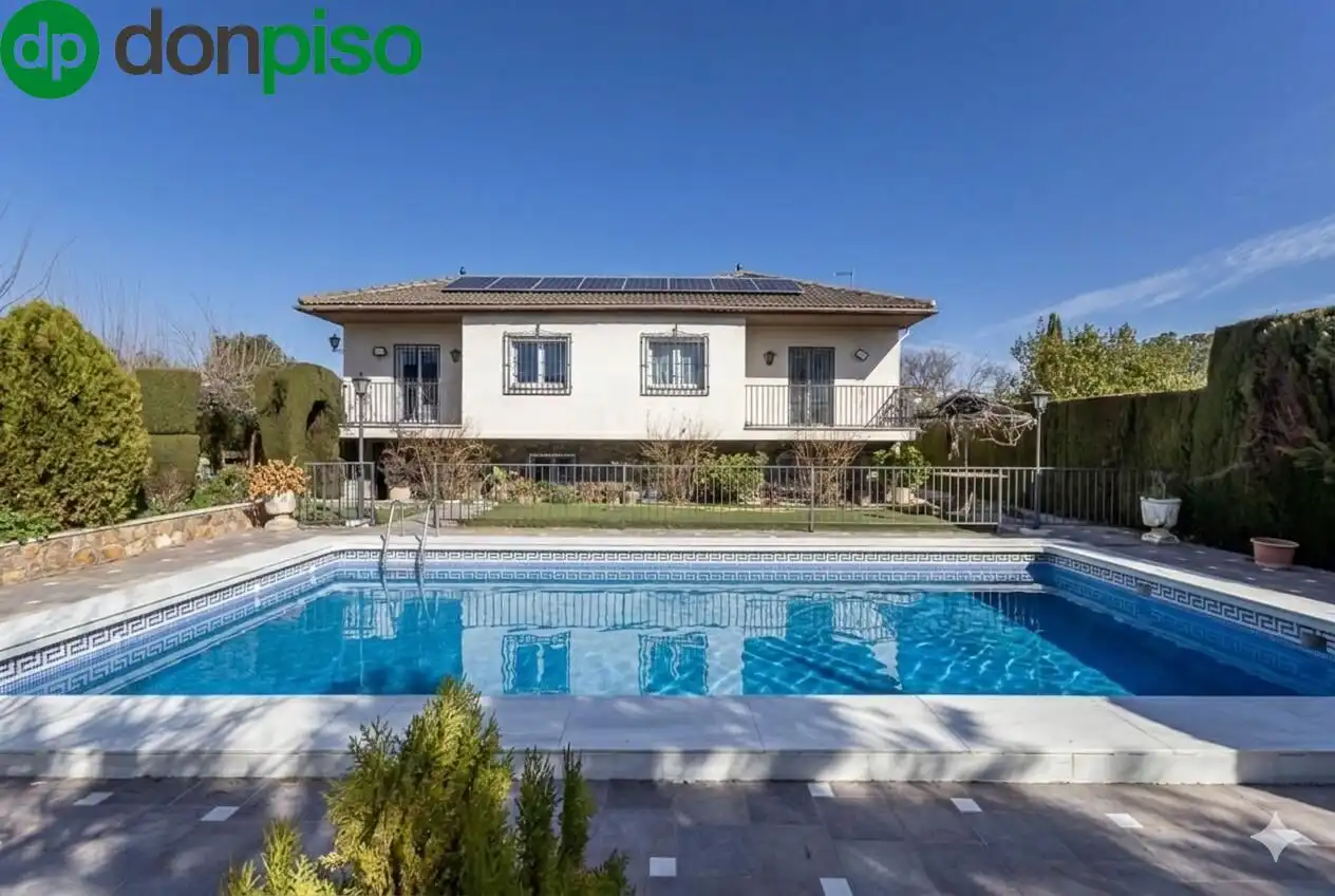 Xalet amb piscina en venda a Calle Olmo 127