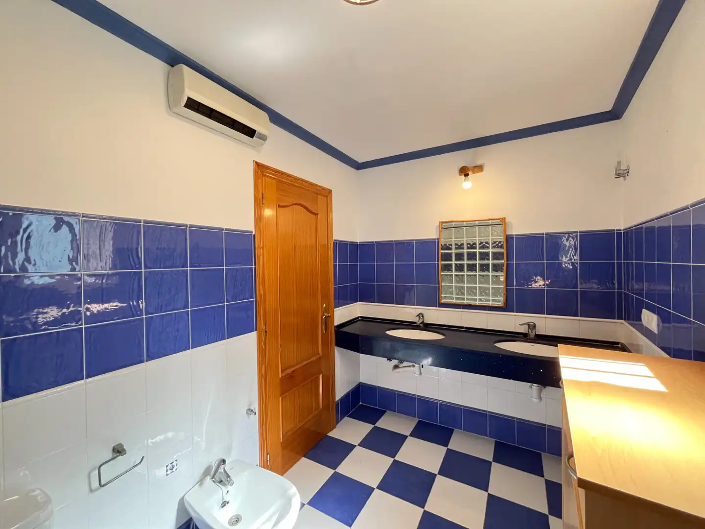 Bany de Casa o xalet en venda en Sagunto / Sagunt amb Aire condicionat, Calefacció i Jardí privat