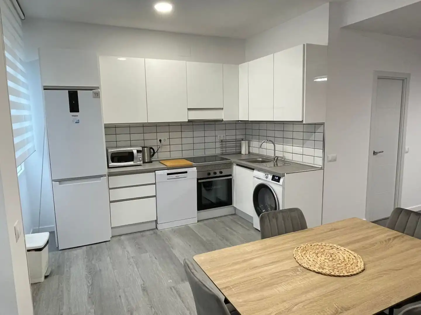 Cuina de Apartament de lloguer en Madrid amb Aire condicionat, Calefacció i Moblat