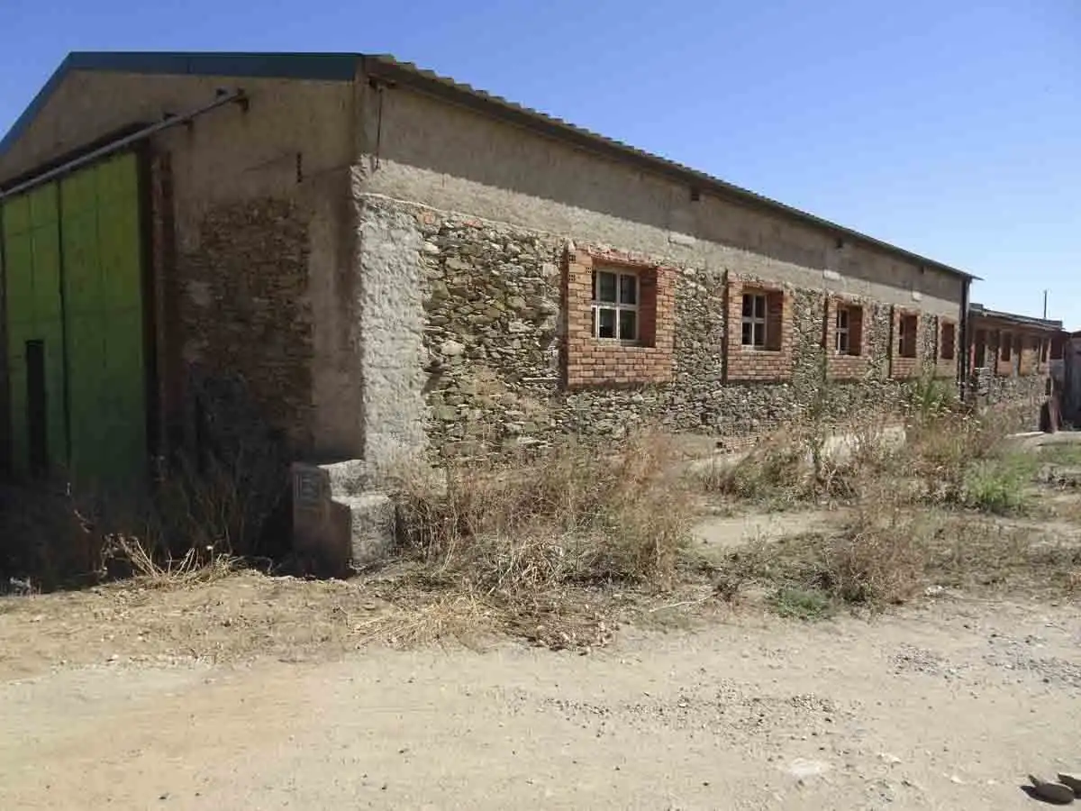 Außenansicht von Fabrikhallen zum Verkauf in Huélaga