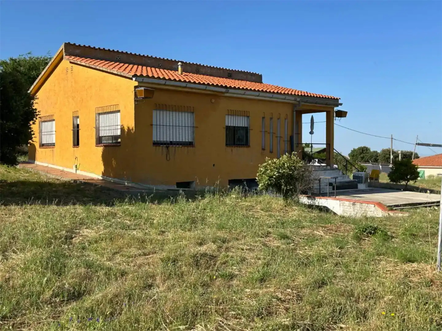 Vista exterior de Casa o xalet en venda en Cáceres amb Moblat