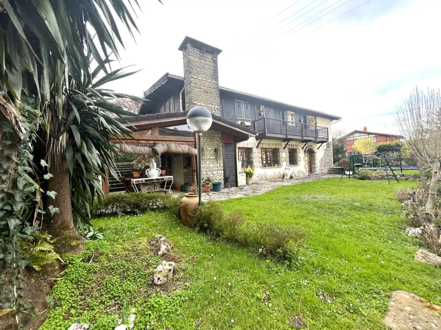 Vista exterior de Casa o xalet en venda en Castro-Urdiales amb Calefacció, Jardí privat i Terrassa