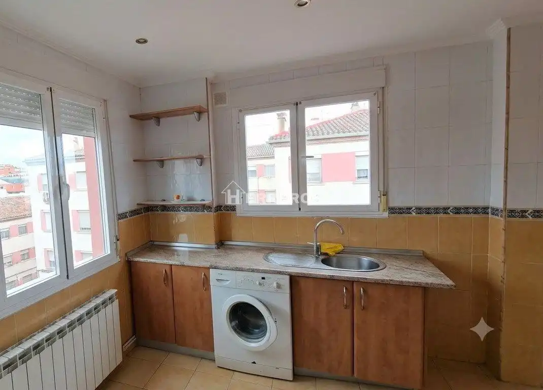 Cuina de Apartament en venda en  Logroño amb Calefacció i Parquet