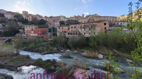 Para rehabilitar, a las orillas del Rio con vista a pueblo, montaña y rio