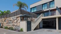 Vista exterior de Casa o xalet en venda en Mataró amb Aire condicionat, Terrassa i Piscina