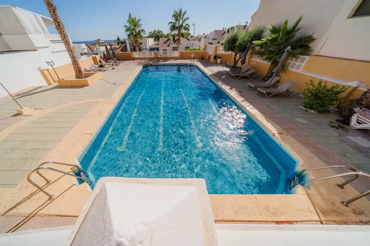 Maison mitoyenne avec piscine à vendre à Calle Roma