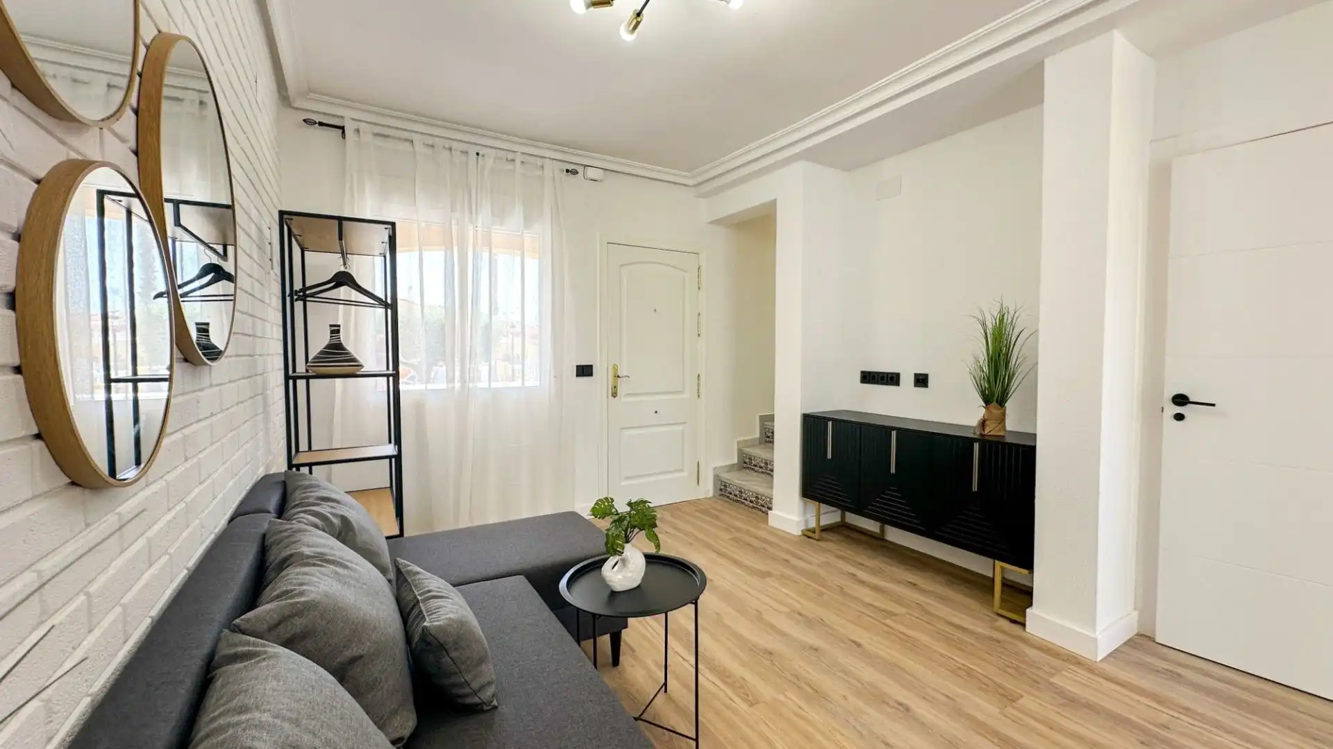 Sala d'estar de Casa adosada en venda en Orihuela amb Aire condicionat, Terrassa i Moblat