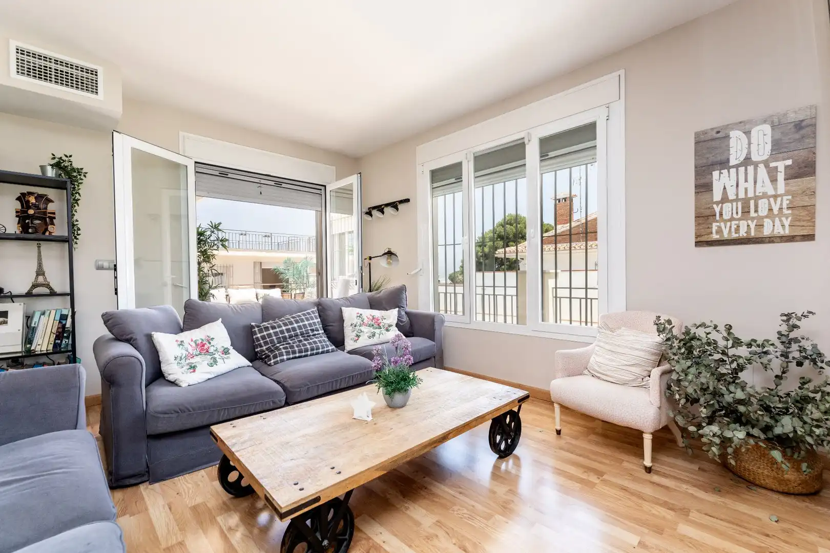 Sala de estar de Casa o chalet en venta en Alhaurín de la Torre con Aire acondicionado, Calefacción y Jardín privado