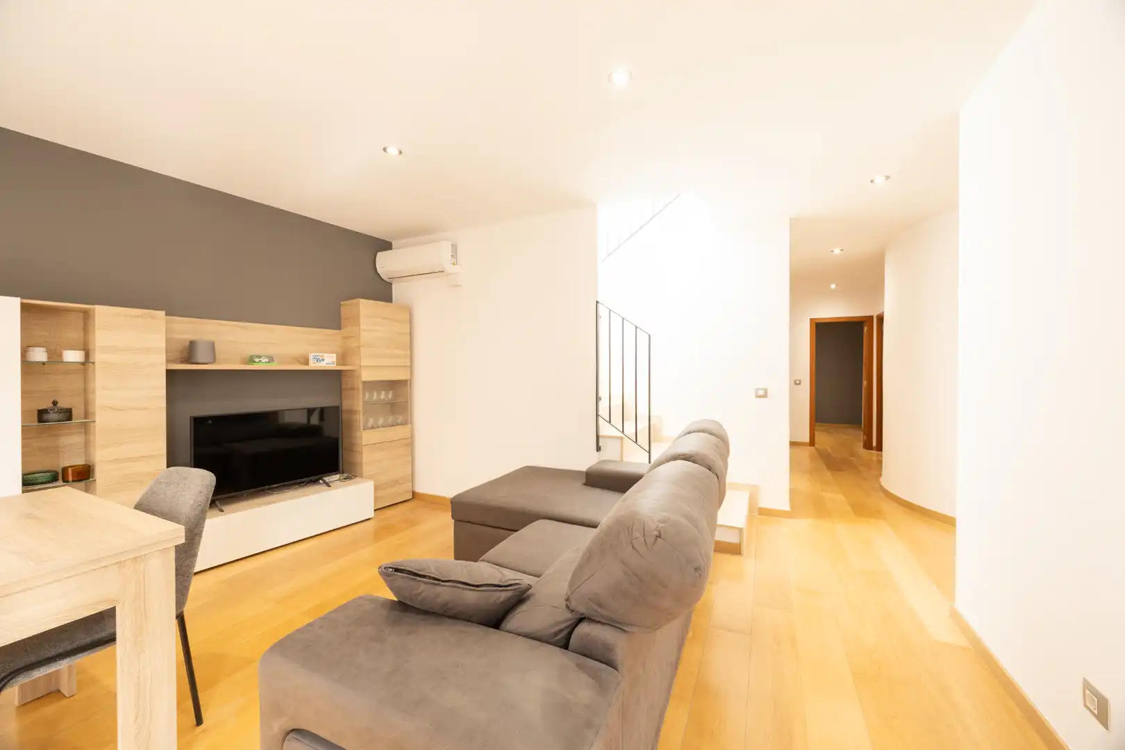 Sala d'estar de Dúplex en venda en Sant Pere de Torelló amb Aire condicionat, Parquet i Terrassa