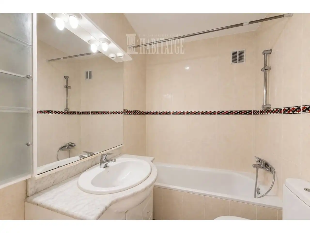Baño de Piso en venta en Vic con Calefacción y Balcón