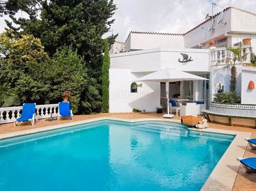 Casa con jardín en venta en Carrer Port Siroco 1