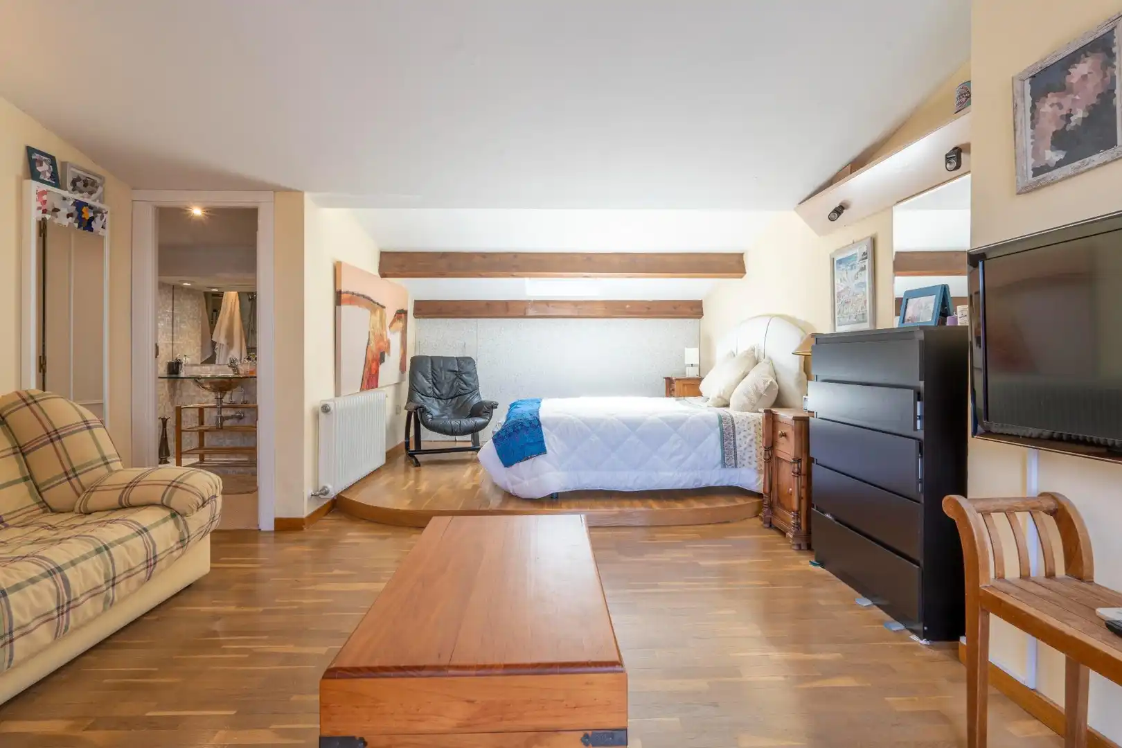 Dormitori de Casa adosada en venda en Madrid amb Aire condicionat, Calefacció i Jardí privat