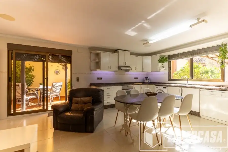 Cuina de Casa o xalet en venda en Alaquàs amb Aire condicionat, Terrassa i Piscina