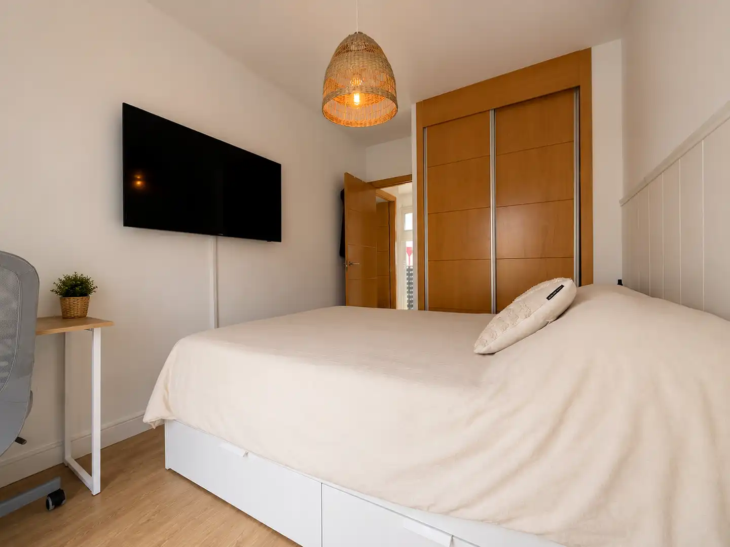 Habitación de Casa adosada en venta en Villaviciosa de Odón con Aire acondicionado, Calefacción y Jardín privado