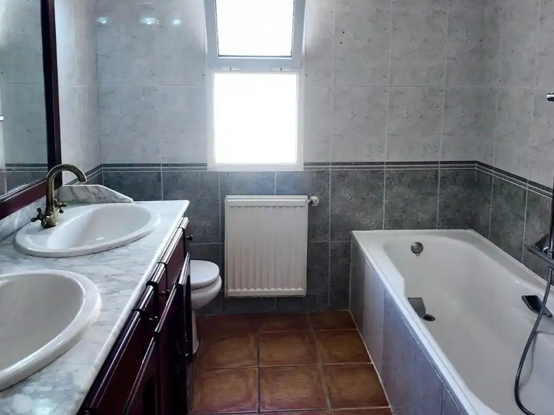 Badezimmer von Wohnung zur Miete in La Nucia mit Klimaanlage, Schwimmbad und Balkon