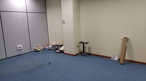 Esta oficina se encuentra en Derio, Bizkaia, en la zona del Astintze. Es un oficina que tiene 153 m2 de los cuales 115 m2 son útil
