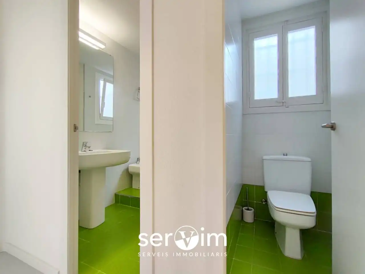 Badezimmer von Wohnung zum Verkauf in Girona mit Heizung und Balkon