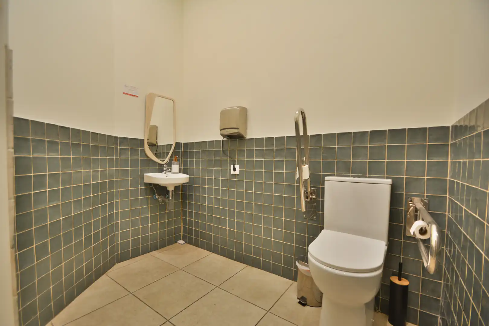Bathroom of Commercial properties for transfer in Madrid  with Air Conditioner and Heating
