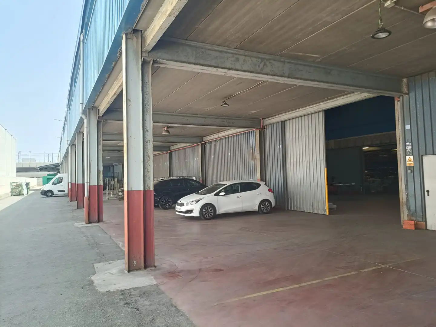 Parking de Nave industrial de alquiler en Barcelona con Calefacción y Alarma