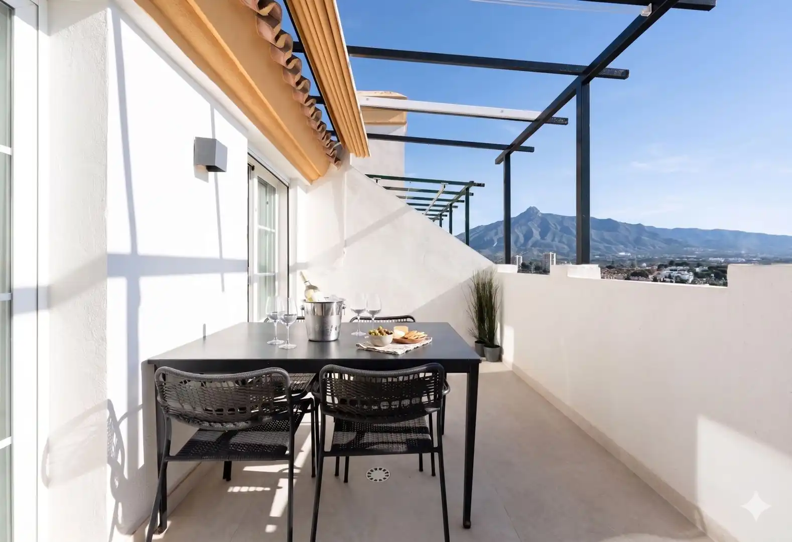Terrasse von Dachboden zum Verkauf in Marbella mit Klimaanlage, Terrasse und Abstellraum