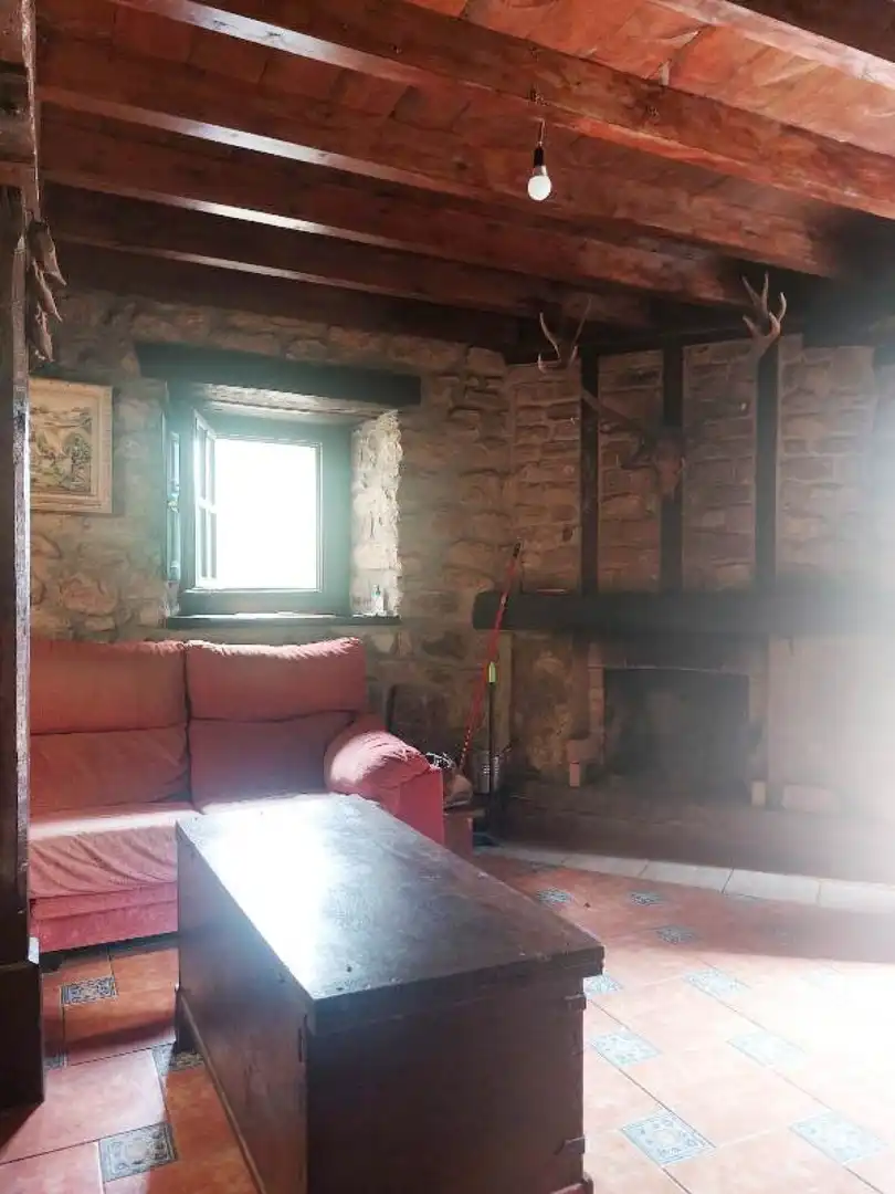 Sala d'estar de Casa adosada en venda en Polaciones amb Calefacció, Jardí privat i Traster