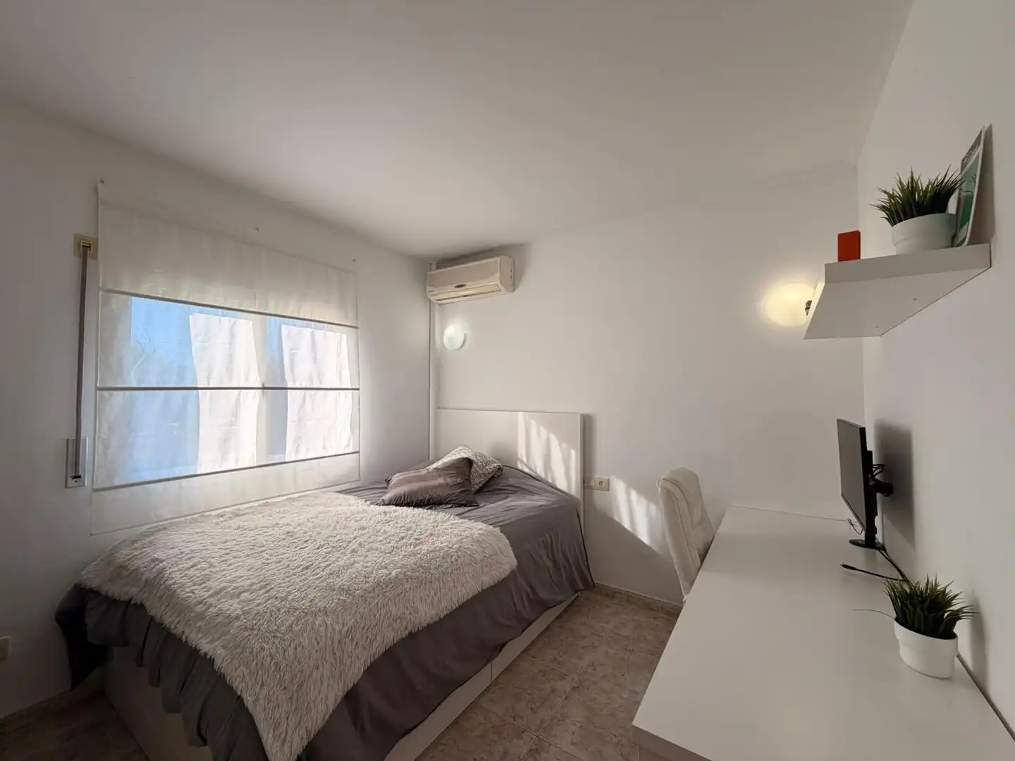 Habitación de Casa adosada en venta en Vilablareix con Calefacción y Trastero