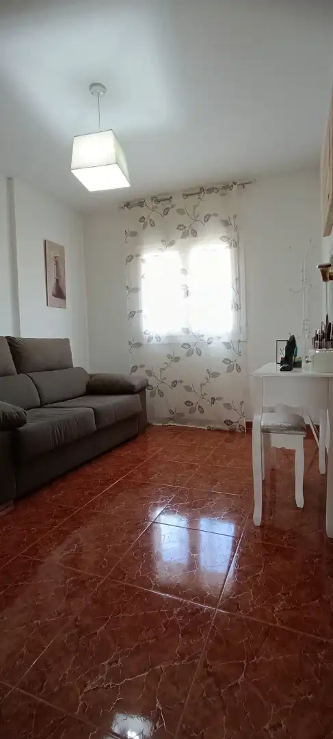 Wohnzimmer von Einfamilien-Reihenhaus zum Verkauf in Estepona mit Klimaanlage, Heizung und Terrasse