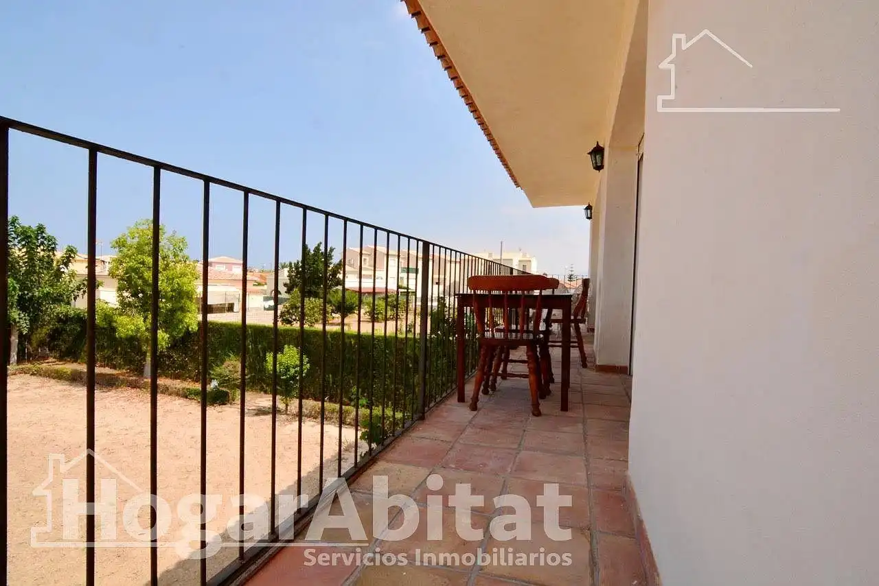 Vista exterior de Casa o xalet en venda en Oliva amb Aire condicionat, Jardí privat i Terrassa