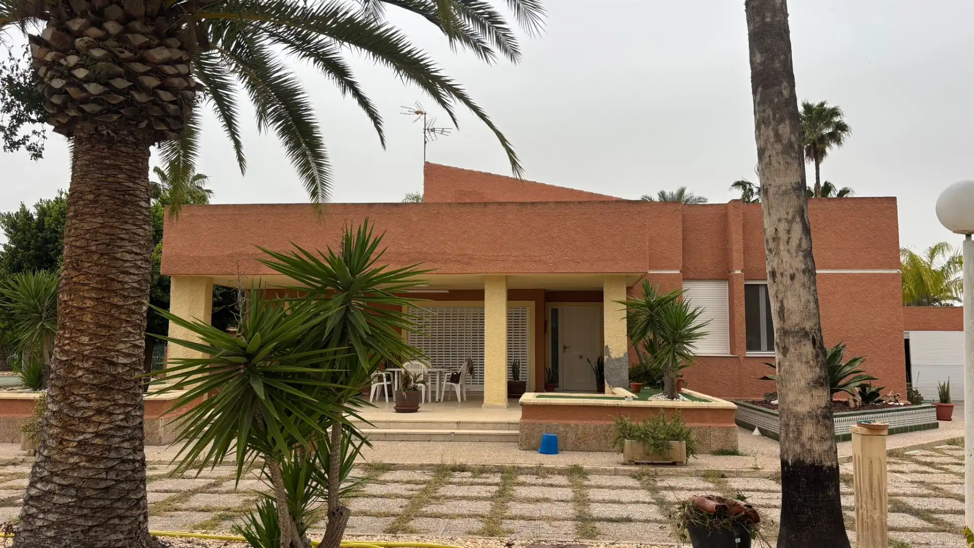 Vista exterior de Casa o xalet en venda en Elche / Elx amb Jardí privat, Terrassa i Piscina