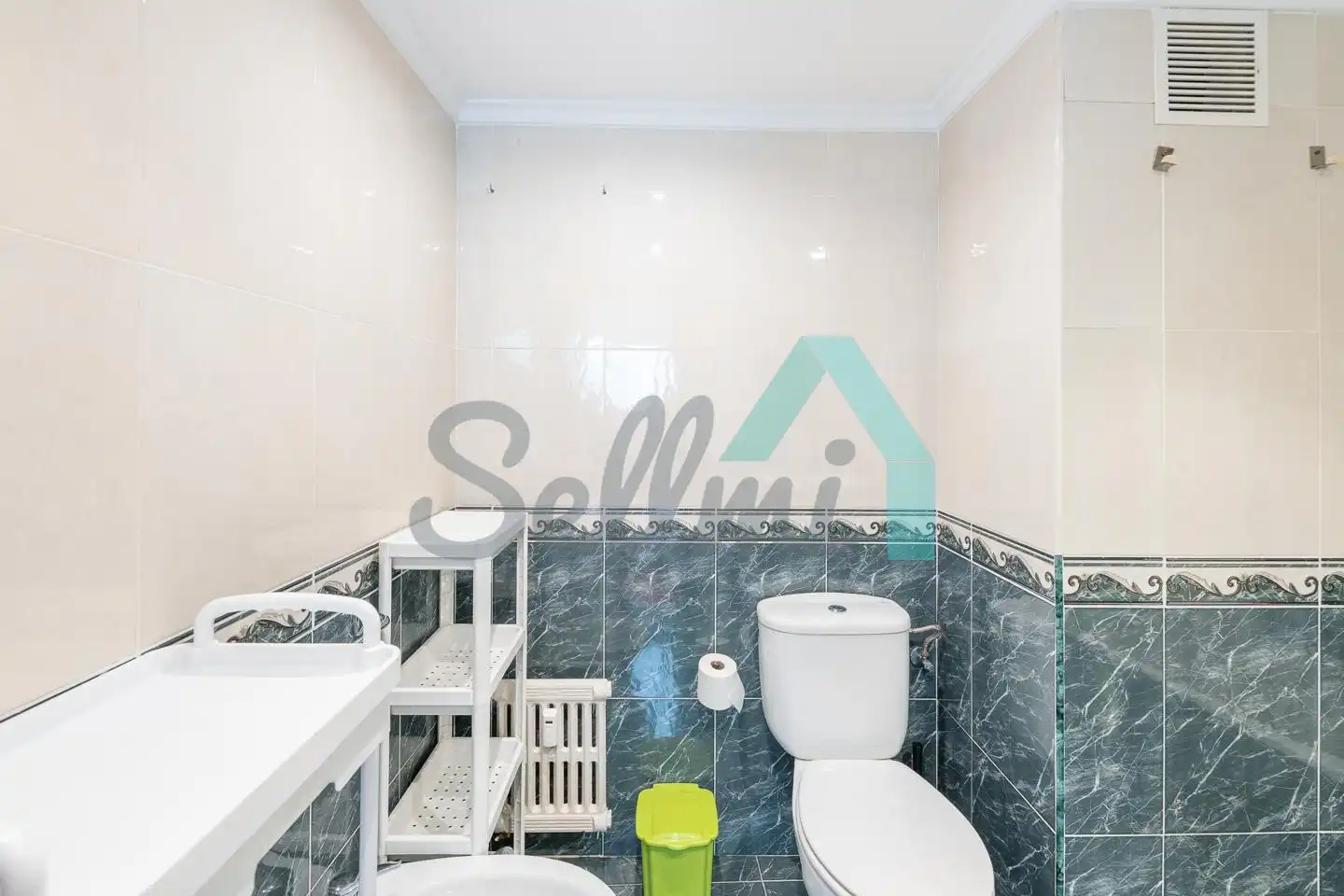 Baño de Piso en venta en Oviedo  con Calefacción