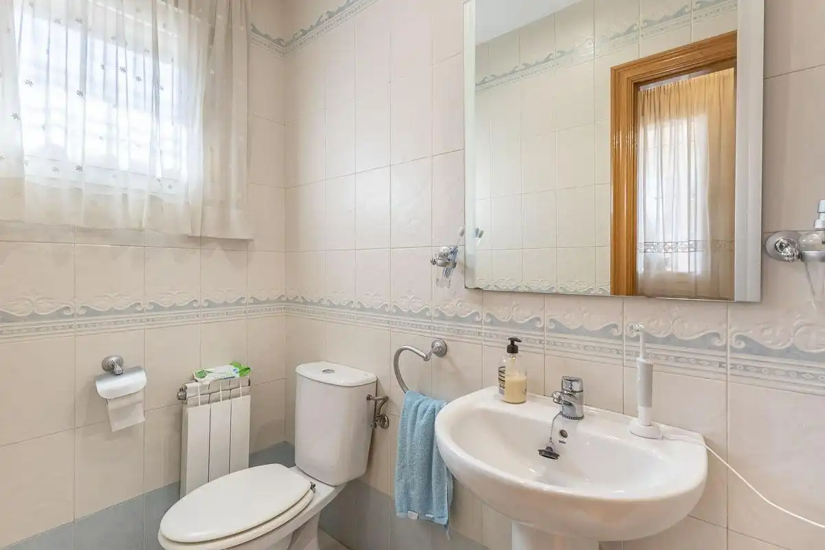 Bany de Casa o xalet en venda en Granada amb Aire condicionat, Terrassa i Piscina