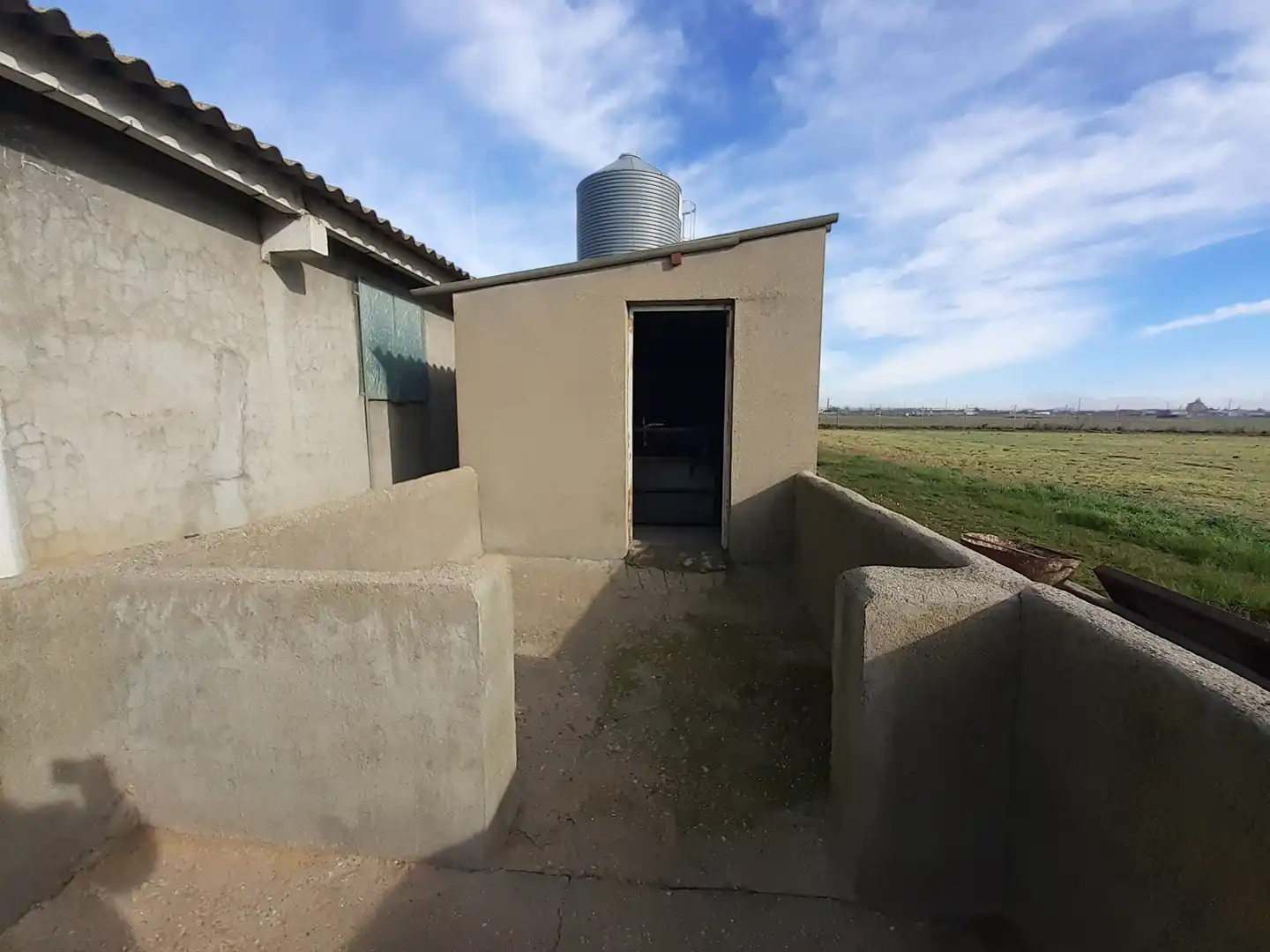 Vista exterior de Nave industrial en venta en Casaseca de las Chanas