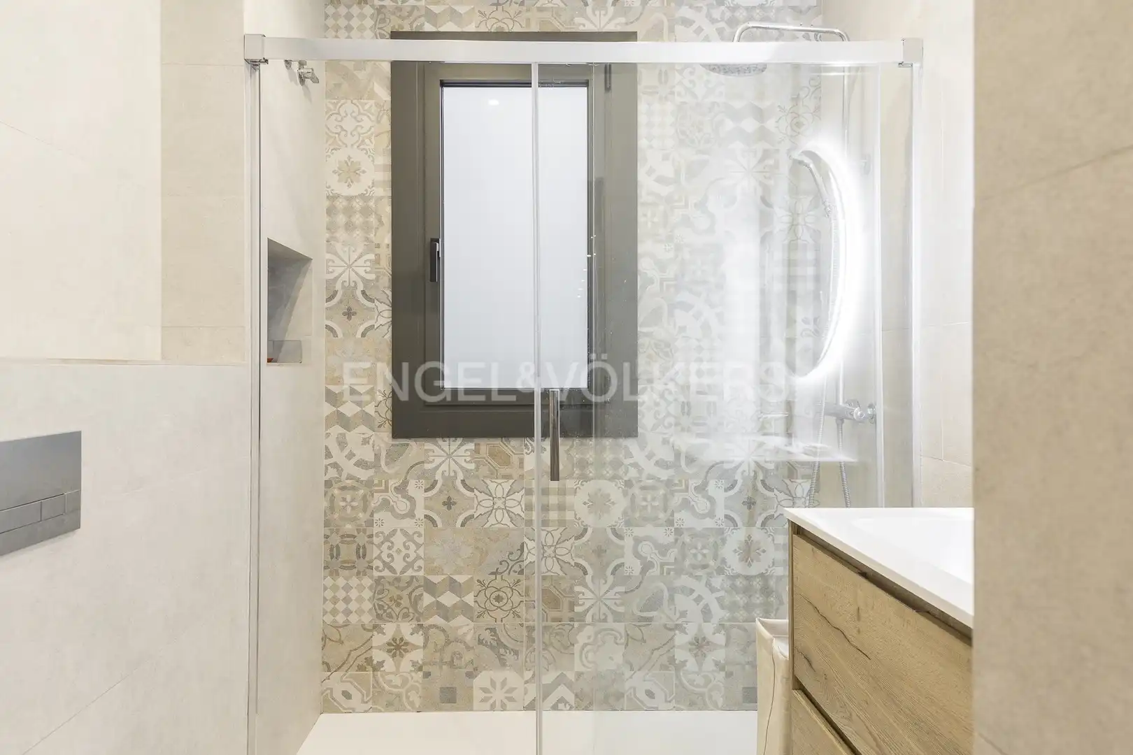 Badezimmer von Wohnung zur Miete in Barcelona mit Klimaanlage, Heizung und Parkett