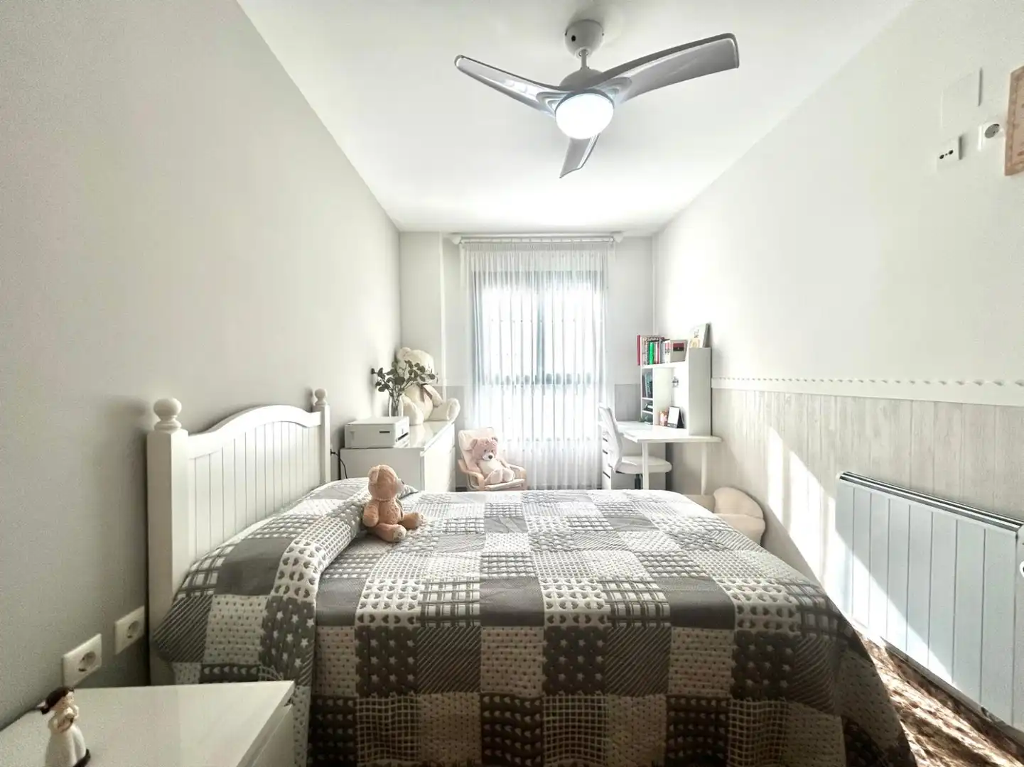 Bedroom of Flat for sale in Silla  with Air Conditioner, Storage room and Swimming Pool