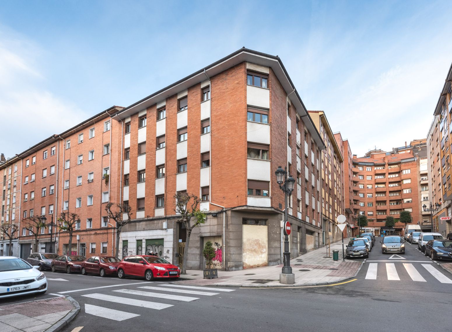 Vista exterior de Local en venda en Oviedo  amb Terrassa
