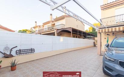 Vista exterior de Casa adosada en venda en Náquera amb Aire condicionat, Terrassa i Balcó