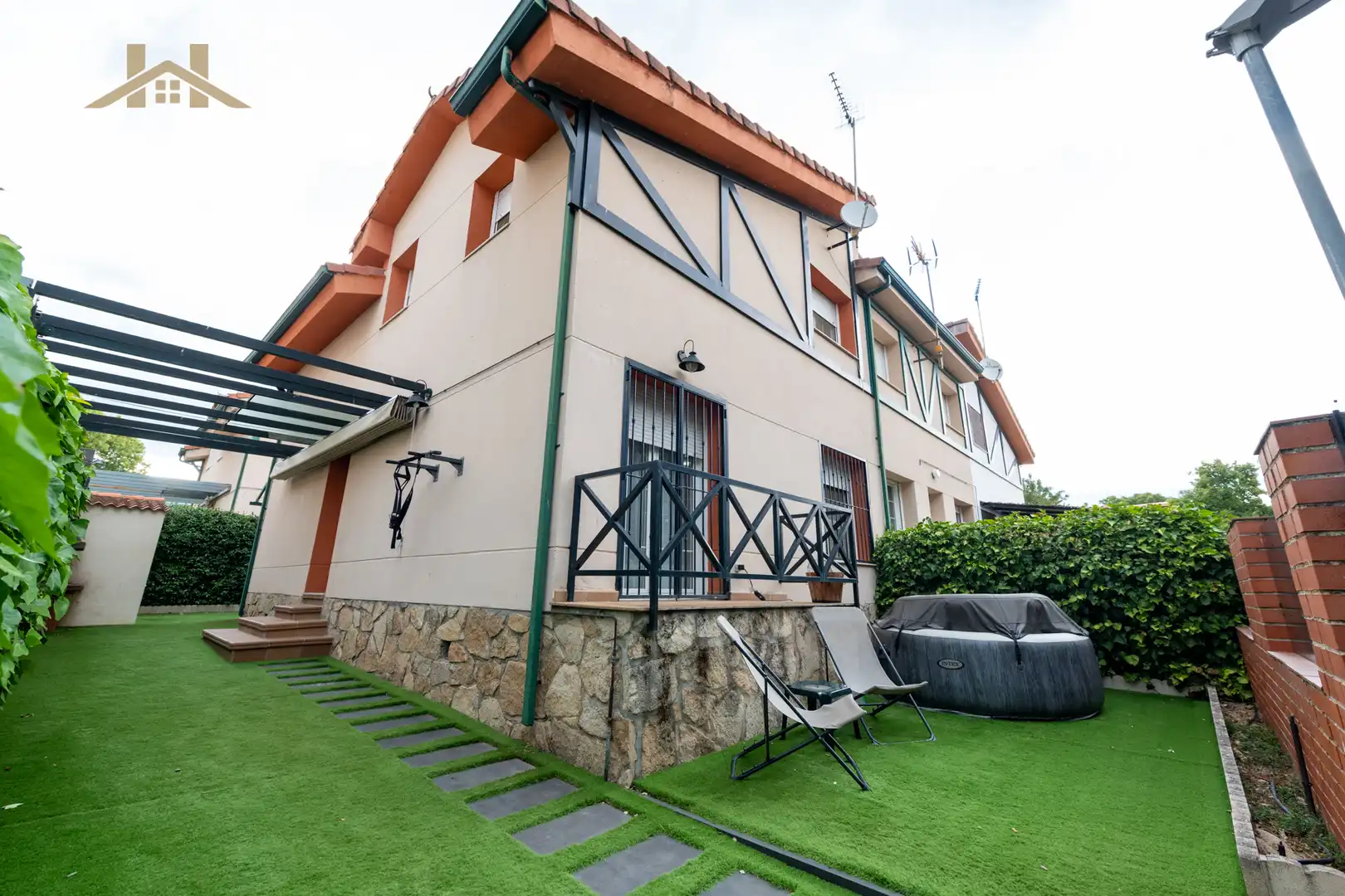 Vista exterior de Casa adosada en venta en Miraflores de la Sierra con Trastero, Amueblado y Horno
