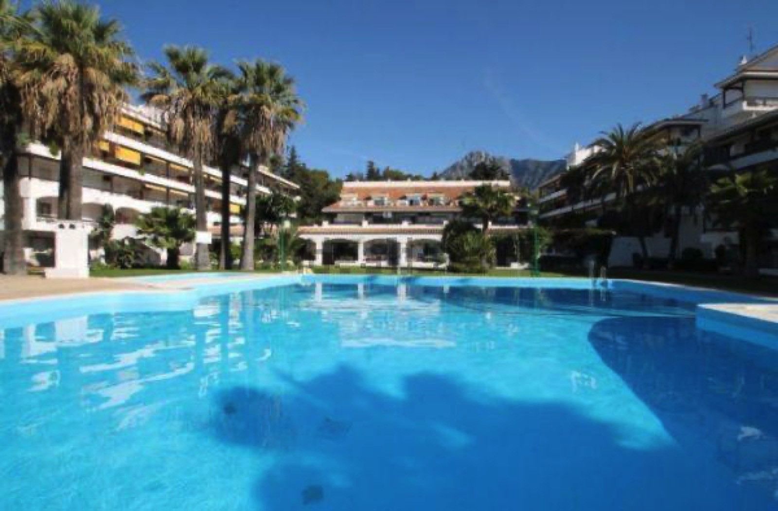Jardí de Planta baixa en venda en Marbella amb Aire condicionat, Terrassa i Piscina